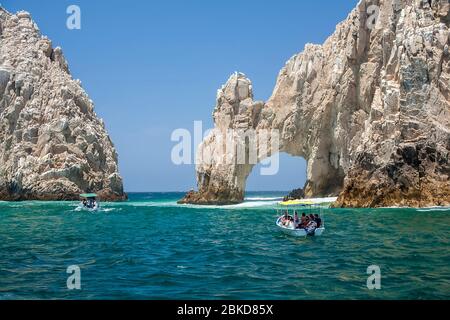 Boote nähern sich dem Bogen von Cabo San Lucas, Baja California Sur, Mexiko Stockfoto