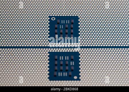 Der Prozessor ist ein kleiner Chip, der in Computern und anderen elektronischen Geräten steckt Stockfoto