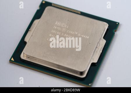 Der Prozessor ist ein kleiner Chip, der in Computern und anderen elektronischen Geräten steckt Stockfoto