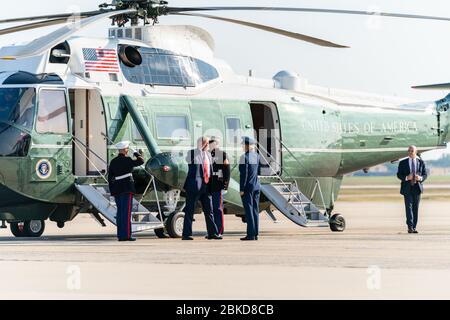 Präsident Donald J. Trump begrüßt, als er Marine eines Sonntagmorgens, 22. September 2019, an der Joint Base Andrews, MD., aussteigt, um an Bord der Air Force One für seine Reise nach Texas und Ohio zu gehen. Präsident Trump reist nach Texas Stockfoto