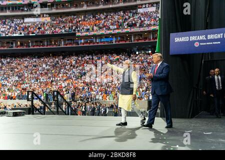 Am 22. September 2019 nahm Präsident Donald J. Trump mit dem indischen Premierminister Narendra Modi auf der Bühne des NRG-Stadions in Houston, Texas, zusammen, um Modis Besuch in den USA zu feiern Stockfoto