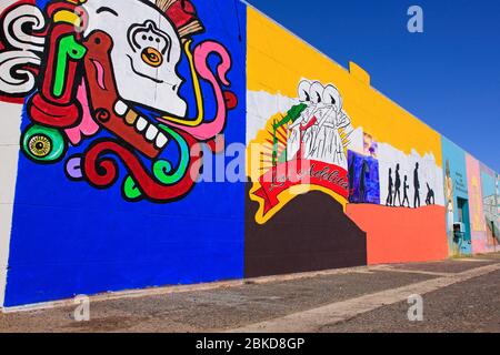 Farbenfrohe Kunstwerke an der Westwand des BLX Skateboard Shops in der Innenstadt von Tucson, AZ Stockfoto