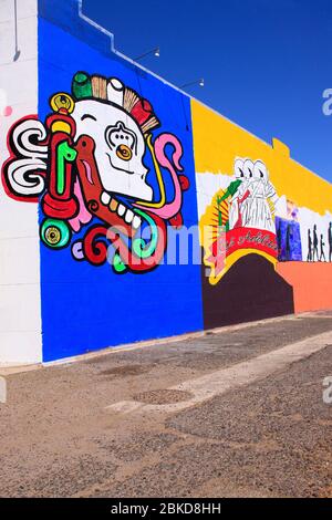 Farbenfrohe Kunstwerke an der Westwand des BLX Skateboard Shops in der Innenstadt von Tucson, AZ Stockfoto