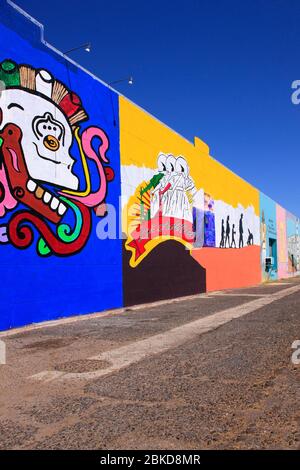 Farbenfrohe Kunstwerke an der Westwand des BLX Skateboard Shops in der Innenstadt von Tucson, AZ Stockfoto