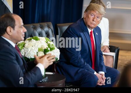 Präsident Donald J. Trump trifft sich am 23. September 2019 im InterContinental New York Barclay während der UNGA in New York City mit dem ägyptischen Präsidenten Abdel Fattah el-Sisi. Stockfoto