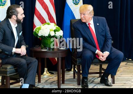 Präsident Donald J. Trump trifft sich mit Präsident Nayib Bukele aus El Salvador zu einem bilateralen Gespräch im InterContinental New York Barclay am 25. September 2019 während der Generalversammlung der Vereinten Nationen. Stockfoto