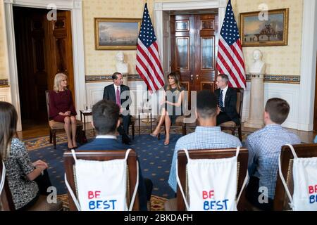 First Lady Melania Trump, zusammen mit Senior Counselor des Präsidenten Kellyanne Conway, Secretary of Health and Human Services Alex Azar und Truth Initiative Chief Marketing and Strategy Officer Eric Asche, spricht während einer Hörsitzung über die Auswirkungen von Jugendlichen, die mit Teenagern von der Truth Initiative am Mittwoch verdampfen, 9. Oktober 2019, im Blauen Raum des Weißen Hauses. Frau Trump trifft sich mit Truth Initiative Stockfoto