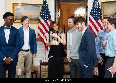 First Lady Melania Trump umarmt einen Teenager von der Wahrheitsinitiative nach einer Hörsitzung über die Auswirkungen der Jugend Verdampfen Mittwoch, 9. Oktober 2019, im Blauen Raum des Weißen Hauses. Frau Trump trifft sich mit Truth Initiative Stockfoto