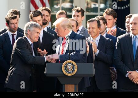 Präsident Donald J. Trump gratuliert Teambesitzer Tom Stillman zur Feier des Stanley Cup Champions 2019 St. Louis Blues Dienstag, 15. Oktober 2019, im Rosengarten des Weißen Hauses. Präsident Trump begrüßt die Stanley Cup Champions 2019, die St. Louis Blues Stockfoto