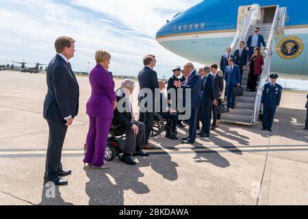 Präsident Donald J. Trump wird am Donnerstag, 17. Oktober 2019, bei der Auslandung der Air Force One auf der Joint Reserve Base Fort Worth in Texas begrüßt, begrüßt von Regierungsbeamten und Gästen aus Texas. Präsident Trump kommt in TX an Stockfoto