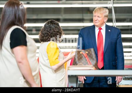 Am 17. Oktober 2019 besuchte Präsident Donald J. Trump den Louis Vuitton Workshop in Alvarado, Texas. Während des Besuchs kamen Bernard Arnault, CEO von LVMH Moet Hennessy, Carlos Sousa, General Manager von Louis Vuitton Manufacturing USA, und Ivanka Trump hinzu. Auf der Tour wurden die Investitionen des Unternehmens in die amerikanische Produktion und Arbeitsplätze hervorgehoben. Stockfoto