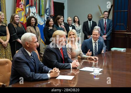 Präsident Donald J. Trump, zusammen mit Vizepräsident Mike Pence, Präsidentenberaterin Ivanka Trump und NASA-Administrator Jim Bridenstine, spricht per Video-Telekonferenz mit den NASA-Astronauten Jessica Meir und Christina Koch während des ersten Frauen-Außenraums Freitag, 18. Oktober 2019, aus dem Roosevelt Room des Weißen Hauses. Präsident Trump nennt Teilnehmer des ersten All-Women Spacewalk Stockfoto