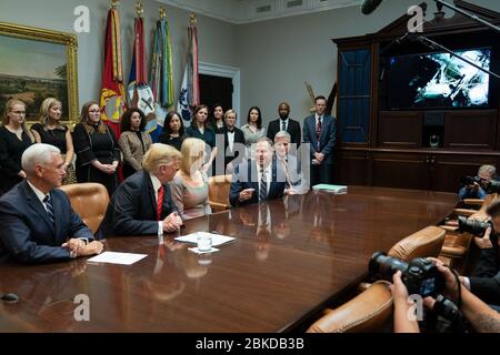 Präsident Donald J. Trump, zusammen mit Vizepräsident Mike Pence, Präsidentenberaterin Ivanka Trump und NASA-Administrator Jim Bridenstine, spricht per Video-Telekonferenz mit den NASA-Astronauten Jessica Meir und Christina Koch während des ersten Frauen-Außenraums Freitag, 18. Oktober 2019, aus dem Roosevelt Room des Weißen Hauses. Präsident Trump nennt Teilnehmer des ersten All-Women Spacewalk Stockfoto