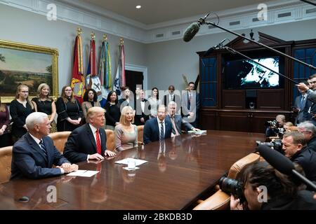 Präsident Donald J. Trump, zusammen mit Vizepräsident Mike Pence, Präsidentenberaterin Ivanka Trump und NASA-Administrator Jim Bridenstine, spricht per Video-Telekonferenz mit den NASA-Astronauten Jessica Meir und Christina Koch während des ersten Frauen-Außenraums Freitag, 18. Oktober 2019, aus dem Roosevelt Room des Weißen Hauses. Präsident Trump nennt Teilnehmer des ersten All-Women Spacewalk Stockfoto