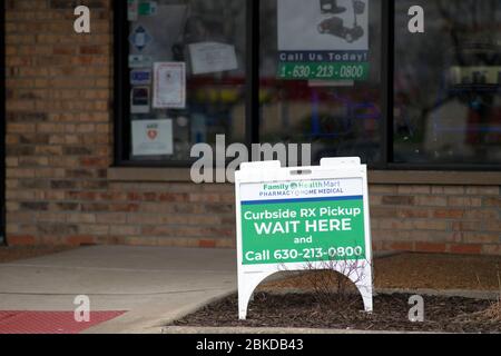 Carol Stream, Illinois, USA. Ein Schild vor einer Apotheke in einem Vorort von Chicago als Reaktion auf die Coronavirus-Pandemie. Stockfoto