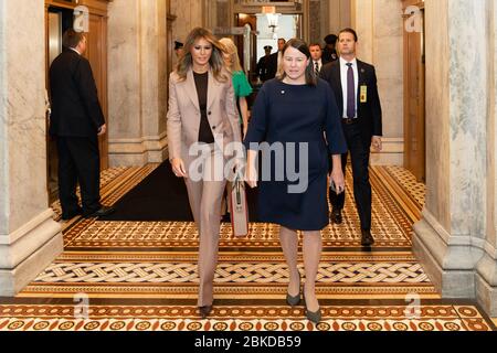 First Lady Melania Trump geht mit dem stellvertretenden Senatswebel Jennifer Hermingway nach der Ankunft am United States Capitol Mittwoch, 23. Oktober 2019, in Washington, D.C., First Lady Melania Trump am US-Kapitol Stockfoto