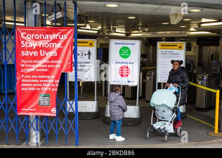 Lonson UK 3. Mai 2020 EINE Frau existiert die Elephant und Castle U-Bahn Station. Stockfoto