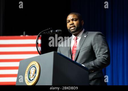 Florida State Rep. Byron Donalds, auf dem Podium, und Matthew Charles, einer der ersten Insassen, die von der First Step Act von 2018 profitieren, bereiten sich darauf vor, Präsident Donald J. Trump auf der Bühne des 2019 Second Step Presidential Justice Forum Freitag, 25. Oktober 2019, Am Benedict College in Columbia, S.C. das 2019 Second Step Presidential Justice Forum Stockfoto