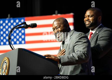 Matthew Charles, einer der ersten Insassen, die vom First Step Act von 2018 profitieren, wird von Florida State Rep. Byron Donalds beigetreten, als er seine Bemerkungen anspricht, bevor er Präsident Donald J. Trump auf die Bühne beim Second Step Presidential Justice Forum von 2019 vorstellt Freitag, 25. Oktober, 2019, am Benedict College in Columbia, S.C. das 2019 Second Step Presidential Justice Forum Stockfoto