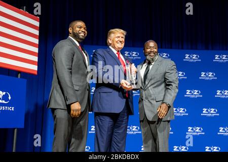 Präsident Donald J. Trump wird von Florida State Rep. Byron Donalds, links, Und Matthew Charles, einer der ersten Insassen, die vom First Step Act von 2018 profitieren, beim Second Step Presidential Justice Forum 2019 Freitag, 25. Oktober 2019, am Benedict College in Columbia, S.C. das 2019 Second Step Presidential Justice Forum Stockfoto