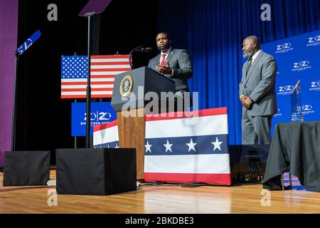 Florida State Rep. Byron Donalds, auf dem Podium, und Matthew Charles, einer der ersten Insassen, die von der First Step Act von 2018 profitieren, bereiten sich darauf vor, Präsident Donald J. Trump auf der Bühne des 2019 Second Step Presidential Justice Forum Freitag, 25. Oktober 2019, Am Benedict College in Columbia, S.C. das 2019 Second Step Presidential Justice Forum Stockfoto