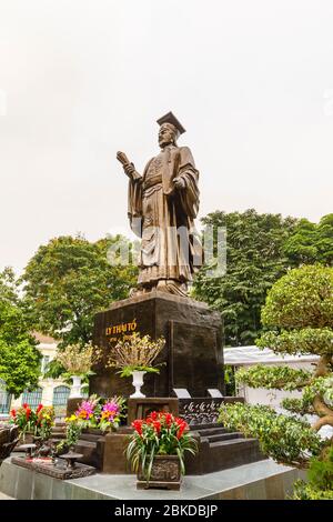 Die Ly Thai To Statue, eine große Bronzeskulptur von Kaiser Ly Thai To, Gründer der Ly Dynastie von Vietnam in der Altstadt von Hanoi, Nordvietnam Stockfoto