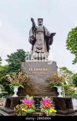 Die Ly Thai To Statue, eine große Bronzeskulptur von Kaiser Ly Thai To, Gründer der Ly Dynastie von Vietnam in der Altstadt von Hanoi, Nordvietnam Stockfoto