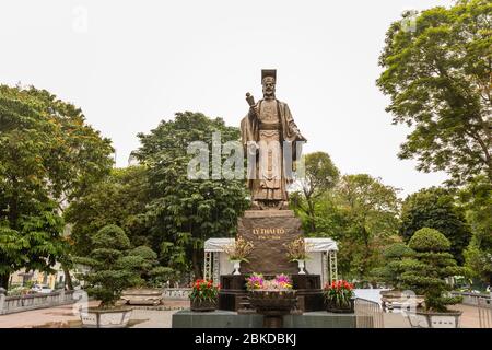 Die Ly Thai To Statue, eine große Bronzeskulptur von Kaiser Ly Thai To, Gründer der Ly Dynastie von Vietnam in der Altstadt von Hanoi, Nordvietnam Stockfoto