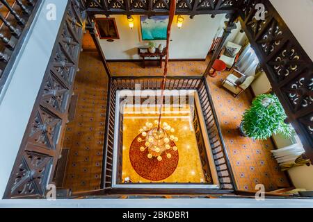 Blick auf einen großen Kronleuchter im Inneren des Sofitel Legend Metropole Hanoi Hotel, Hanoi, Nord-Vietnam, Südostasien Stockfoto