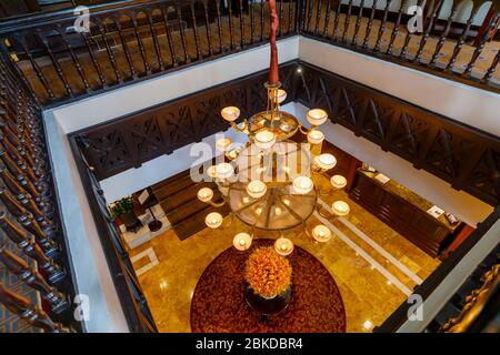 Blick auf einen großen Kronleuchter im Inneren des Sofitel Legend Metropole Hanoi Hotel, Hanoi, Nord-Vietnam, Südostasien Stockfoto