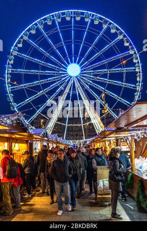 Marseille, Frankreich, 1. Januar 2020 – die Leute shoppen zwischen dem Stand des Weihnachtsmarktes von Marseille mit dem Riesenrad im Hintergrund Stockfoto