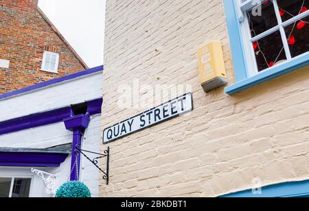 Straßenname Zeichen der historischen Quay Street an einer Wand, Lymington, Hampshire, Südküste England Stockfoto