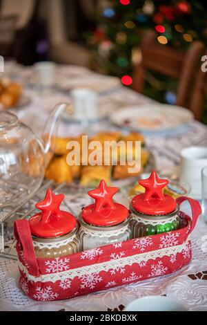 Drei Glasgefäß mit Zucker, braunem Zucker und Stevia-Sticks auf einem weihnachtlichen Dekotisch Stockfoto