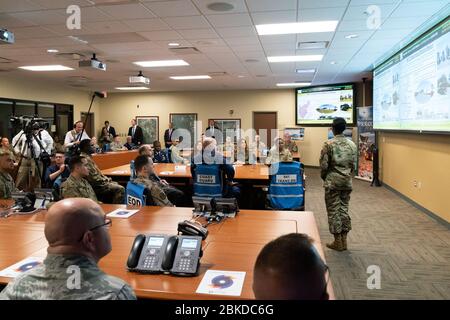 United States Army LT. Col. Altwan Whitfield spricht mit First Lady Melania Trump und Second Lady Karen Pence während einer Einweisung im Emergency Operations Center Mittwoch, 30. Oktober 2019, in Joint Base Charleston, S.C. First Lady Melania Trump und Second Lady Karen Pence in South Carolina Stockfoto