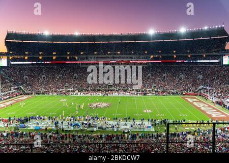 Die University of Alabama und die Louisiana State University stehen am 9. November 2019 im Bryant-Denny Stadium in Tuscaloosa, Alabama, gegenüber, wo die LSU Alabama 46–41 besiegte. Stockfoto
