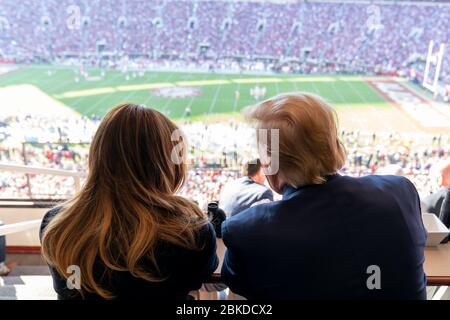 Am 9. November 2019 besuchten Präsident Donald J. Trump und First Lady Melania Trump das Fußballspiel der University of Alabama gegen Louisiana State University im Bryant-Denny Stadium in Tuscaloosa, Alabama. Stockfoto