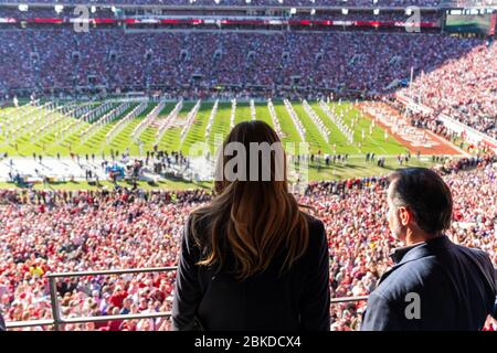 First Lady Melania Trump beobachtet die Action auf dem Feld im Bryant-Denny Stadium am Samstag, 9. November 2019, während er das Football-Spiel der University of Alabama-Louisiana State University in Tuscaloosa, Ala. Präsident Trump und First Lady Melania Trump in Alabama besucht Stockfoto