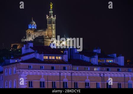 Beleuchtete Basilika Notre Dame de la Garde mit Blick auf Marseille alten Hafen in der Nacht, Frankreich Stockfoto