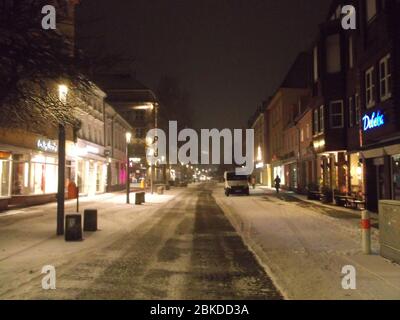 Die Carl-Schurz-Straße in der Altstadt Spandau mit Blick auf das Rathaus im Winter. Stockfoto