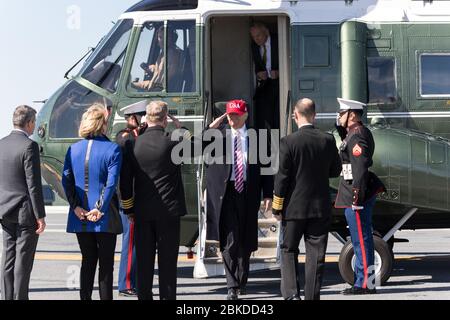 Präsident Donald Trump landet Marine One auf der PCU Gerald R. Ford, Newport News, Virginia, Donnerstag, 2. März 2017. Die ersten 100 Tage von Präsident Trump: 21 Stockfoto