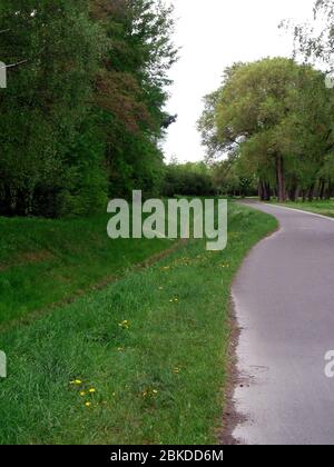 Der Bullengraben ist ein über 4 Kilometer langer Grünzug mit einem Fluss zur Havel in Berlin-Spandau. Stockfoto