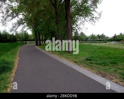 Der Bullengraben ist ein über 4 Kilometer langer Grünzug mit einem Fluss zur Havel in Berlin-Spandau. Stockfoto