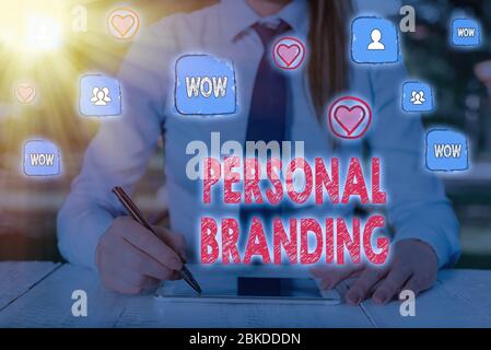 Schreiben Sie einen Hinweis mit persönlichem Branding. Geschäftskonzept für die Praxis der Menschen Marketing sich Image als Marken Stockfoto