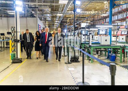 Am 20. November 2019 tourte Präsident Donald Trump zusammen mit Apple CEO Tim Cook durch das Apple Manufacturing Plant bei Flextronics International in Austin, Texas, wo Apple neue Produkte vorstellt. Stockfoto