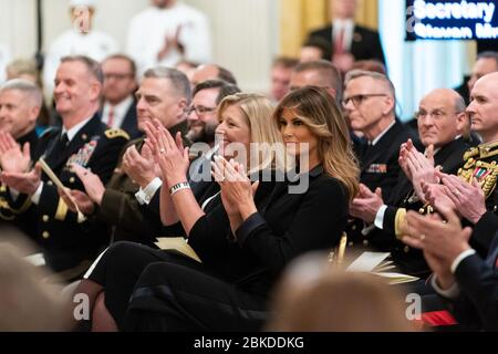 First Lady Melania Trump applaudiert während der Verleihung der National Medal of Arts and National Humanities Medal am Donnerstag, 21. November 2019, im Blauen Raum des Weißen Hauses. National Medal of Arts and National Humanities Medal Präsentationen Stockfoto