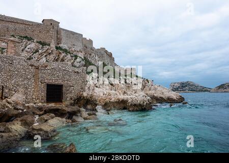 Panoramaficht auf die Außenmauern des Chateau d'If mit Blick auf das Meer. Das Chateau d'If ist eine Festung auf einer kleinen Insel in der Bucht von Marseille Stockfoto