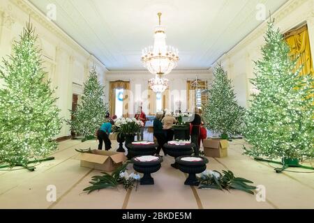 In Vorbereitung auf die Weihnachtszeit 2019 arbeiteten Freiwillige im Weißen Haus zusammen, um die Residenz für die Weihnachtszeit zu dekorieren. Stockfoto