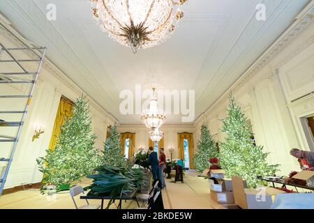 Freiwillige schmücken das Weiße Haus für die Weihnachtszeit 2019 und bereiten festliche Dekorationen für die Weihnachtszeit vor. Stockfoto