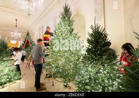 Freiwillige bereiten Weihnachtsdekorationen für die Weihnachtszeit 2019 im Weißen Haus in Washington D.C. vor Stockfoto