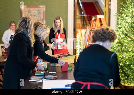 Freiwillige bereiten Dekorationen für die Weihnachtszeit 2019 im Weißen Haus vor. Freiwillige schmücken das Weiße Haus für Weihnachten 2019 Stockfoto